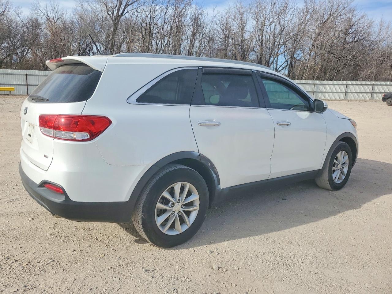 2016 KIA SORENTO LX photo 3