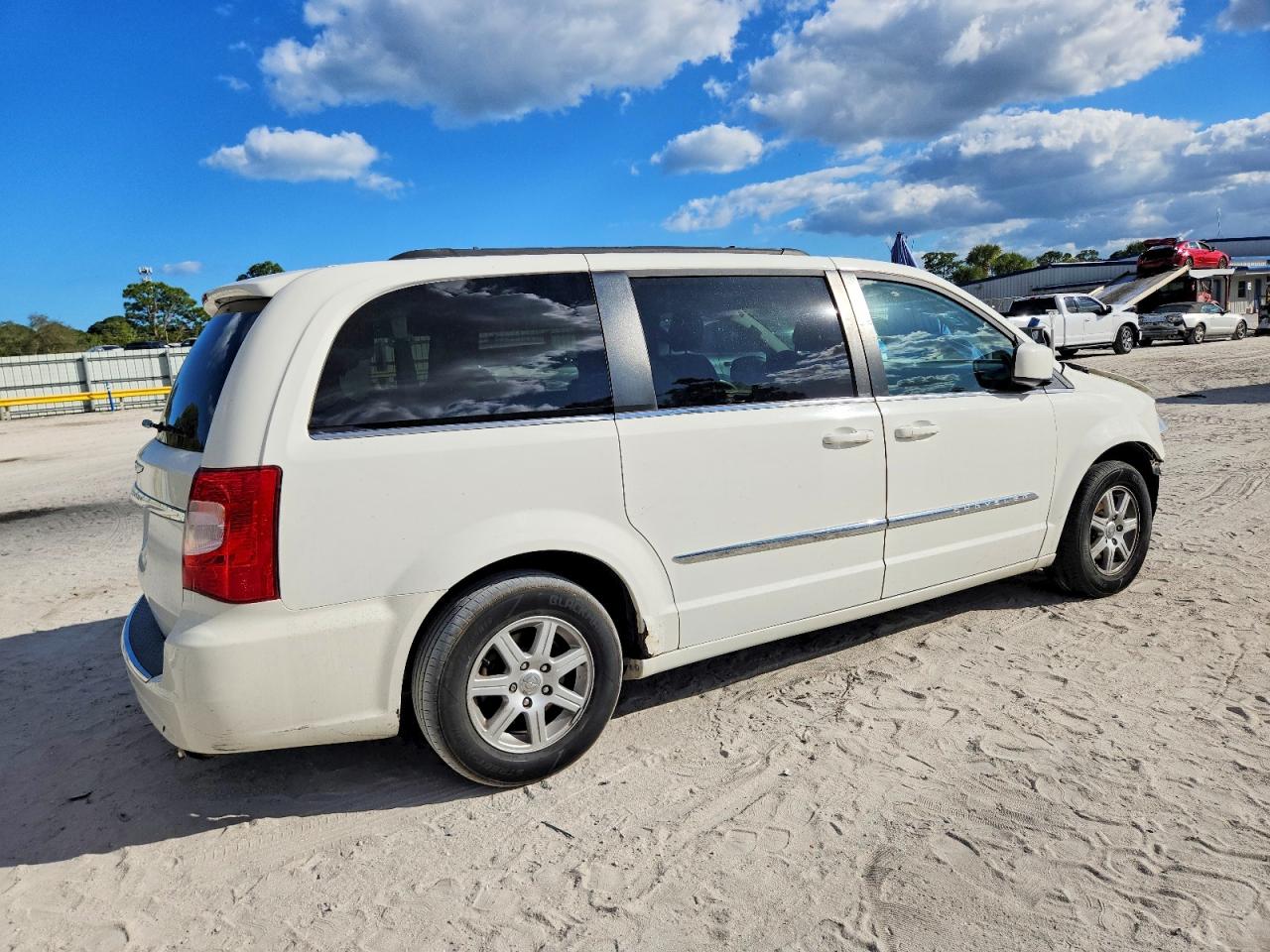2011 CHRYSLER TOWN & COUNTRY TOURING photo 3