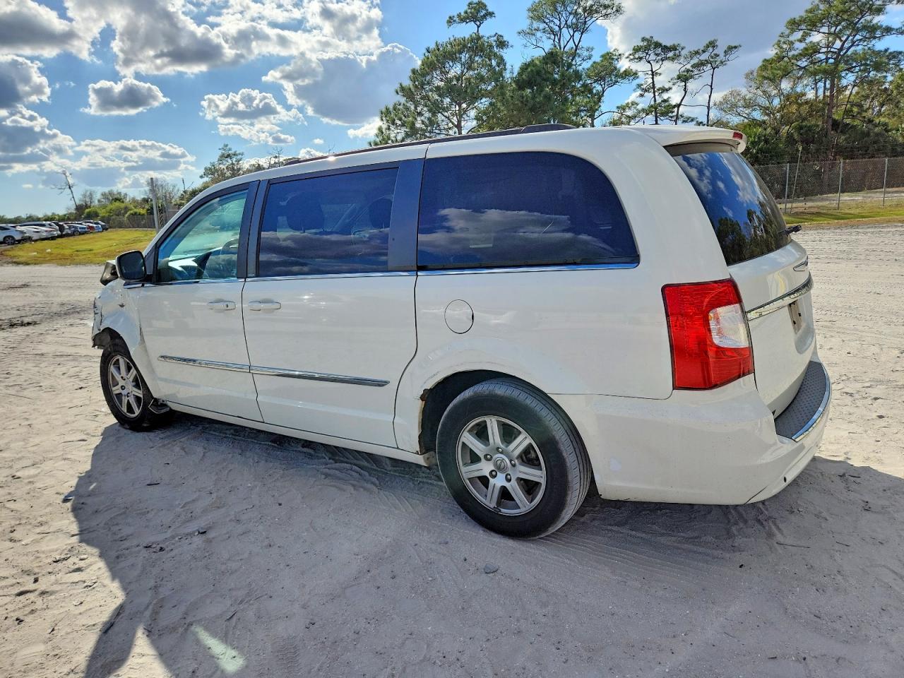 2011 CHRYSLER TOWN & COUNTRY TOURING photo 2