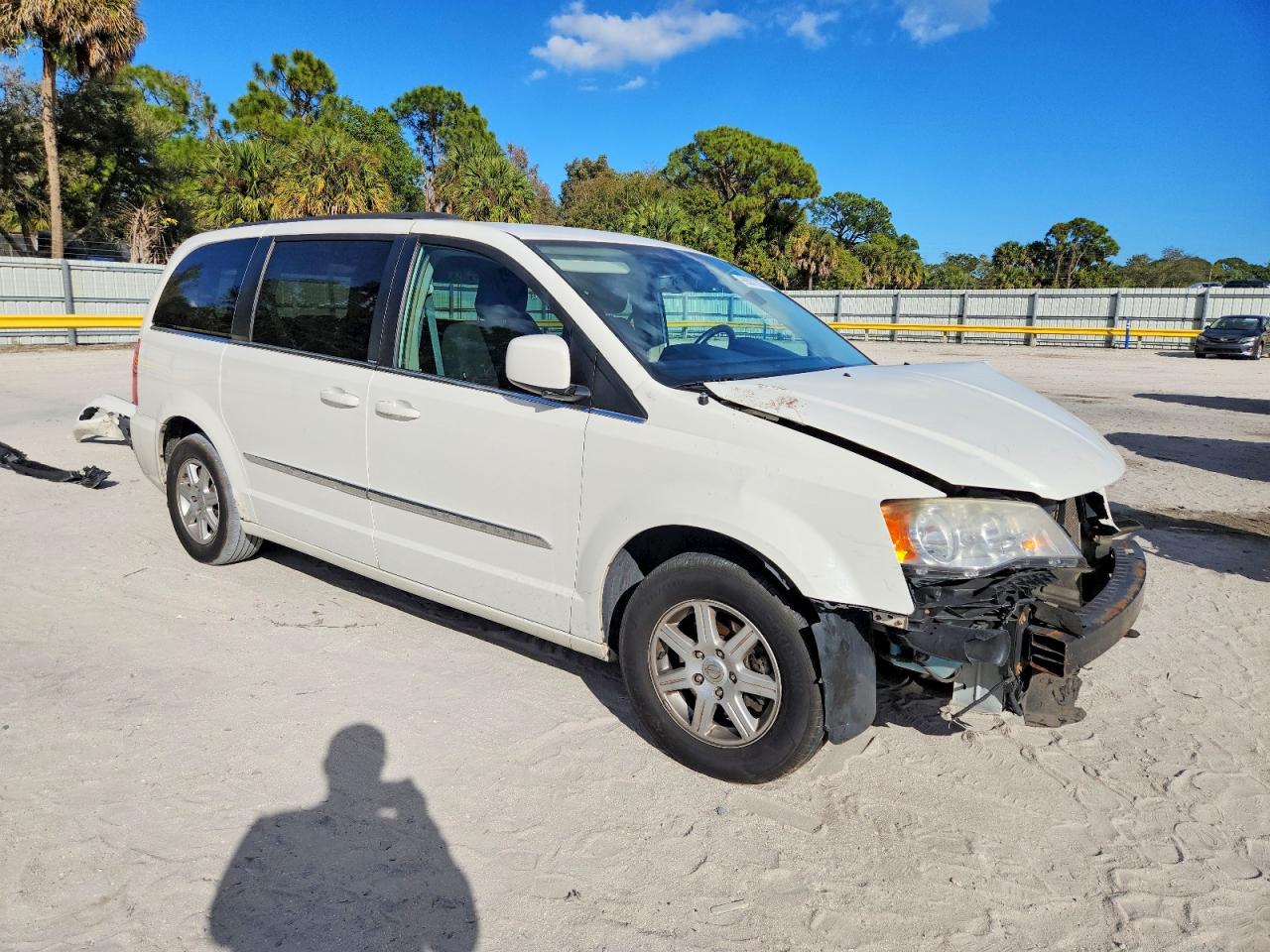 2011 CHRYSLER TOWN & COUNTRY TOURING photo 4