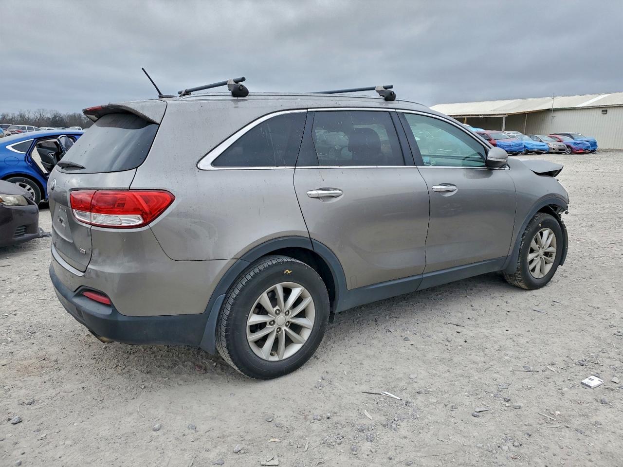 2017 KIA SORENTO LX photo 3