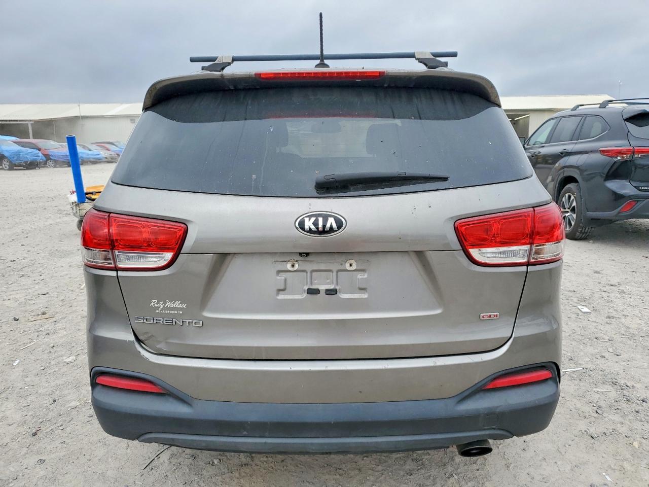 2017 KIA SORENTO LX photo 6