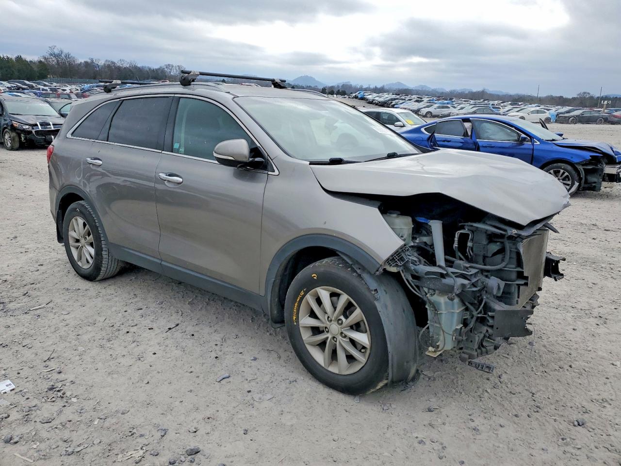 2017 KIA SORENTO LX photo 4