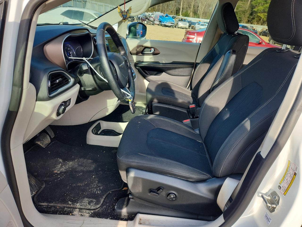 2020 CHRYSLER VOYAGER LX photo 25