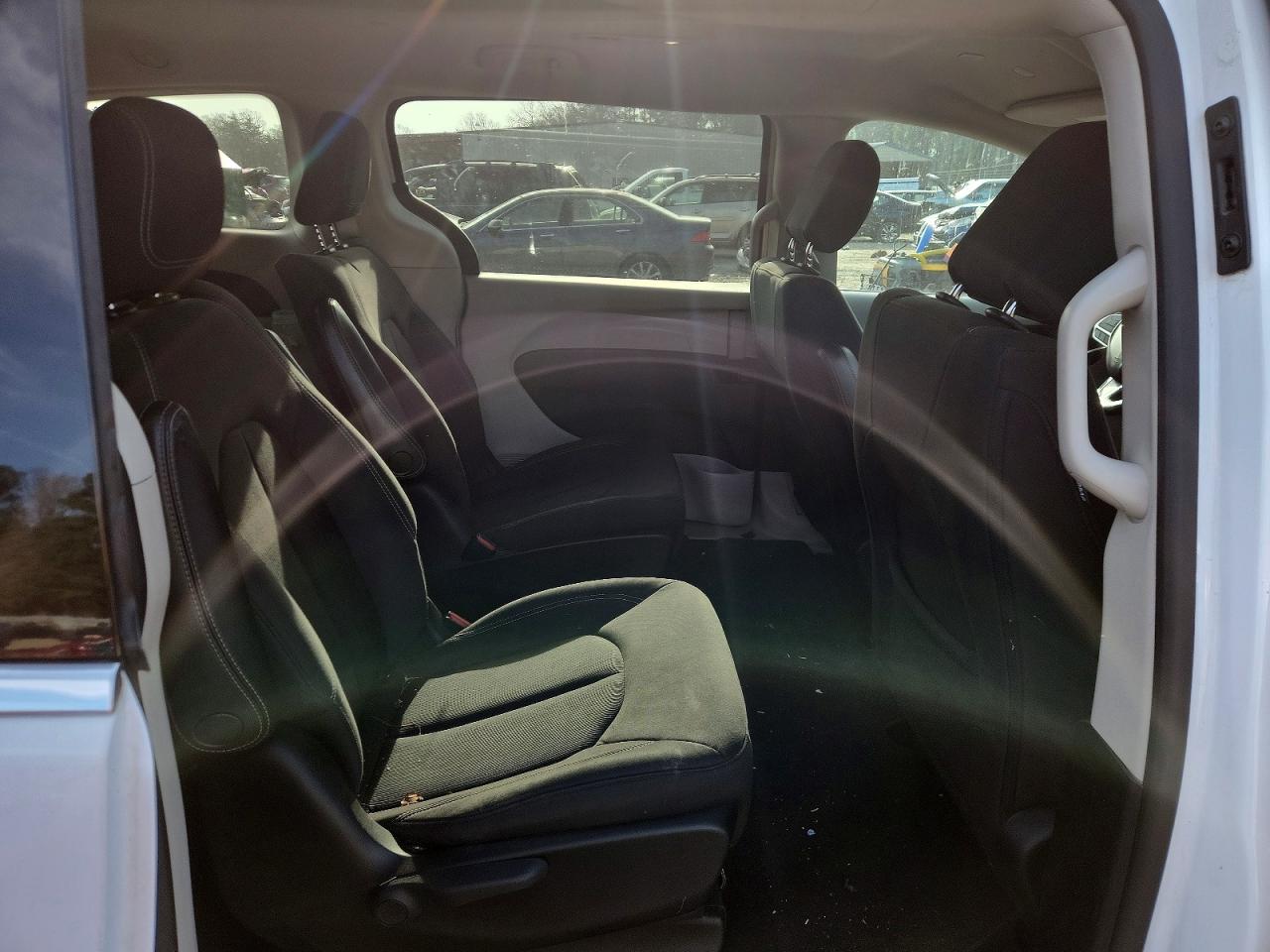 2020 CHRYSLER VOYAGER LX photo 41