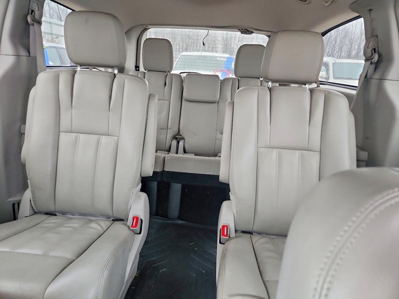 2013 CHRYSLER TOWN & COUNTRY TOURING photo 10