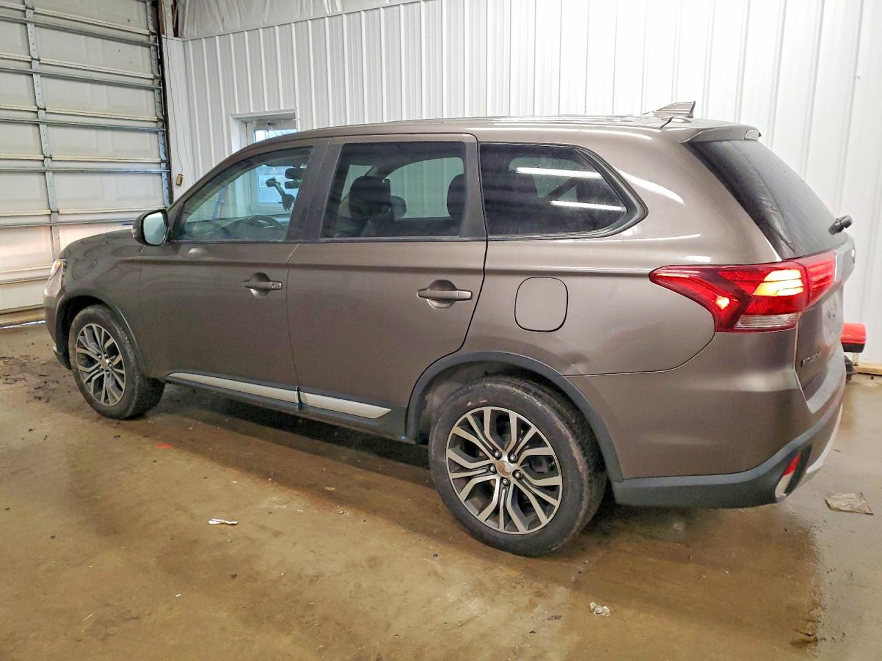 2017 MITSUBISHI OUTLANDER SE photo 2