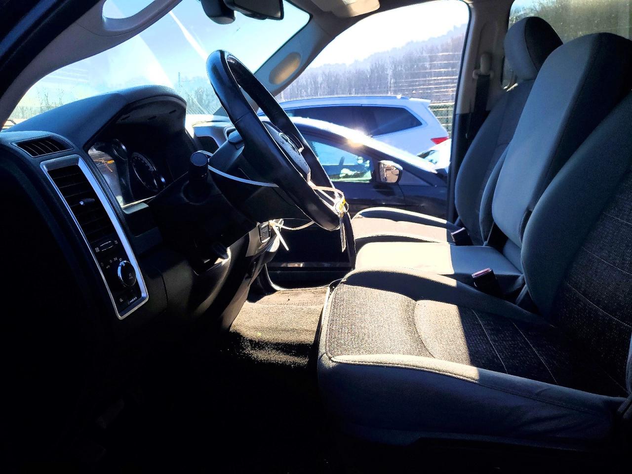 2017 RAM 1500 SLT photo 7