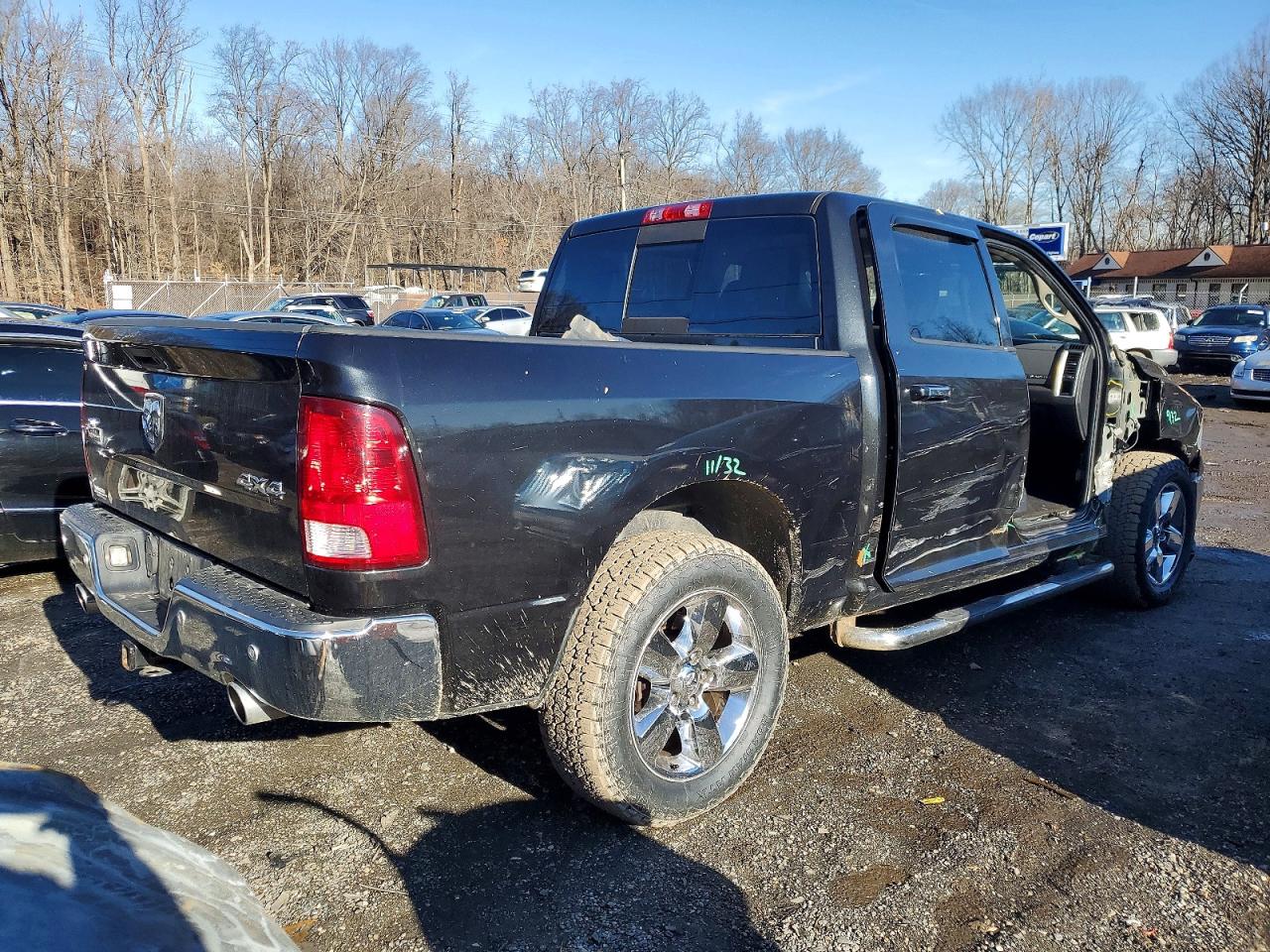 2017 RAM 1500 SLT photo 3