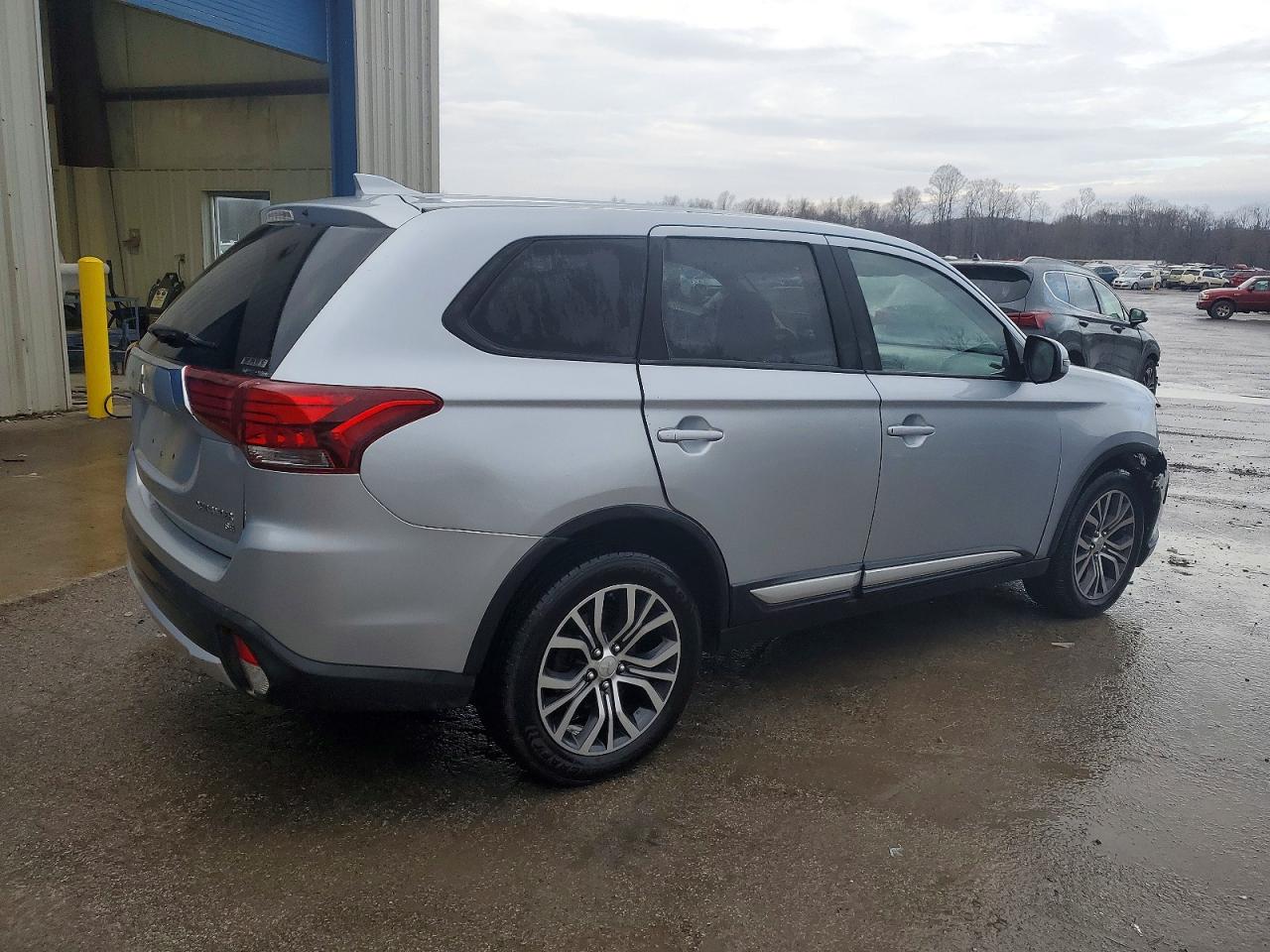 2017 MITSUBISHI OUTLANDER SE photo 3