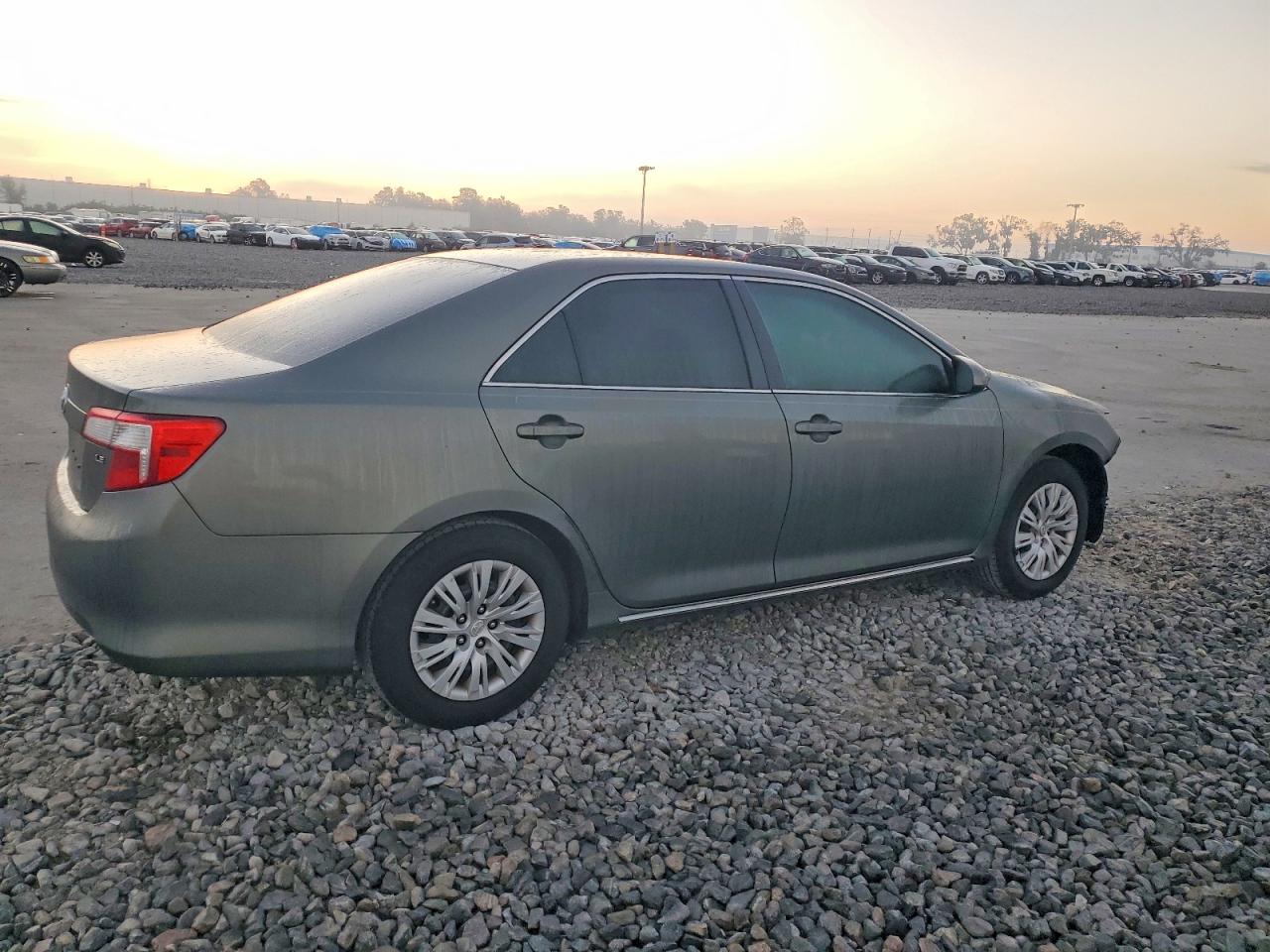 2014 TOYOTA CAMRY L photo 3
