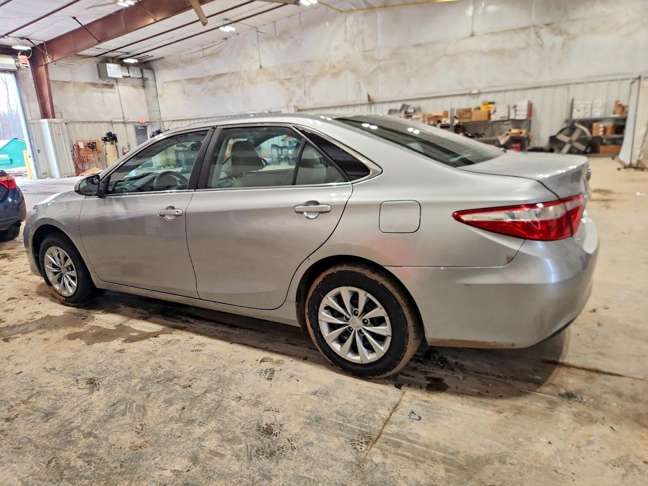 2017 TOYOTA CAMRY LE photo 2