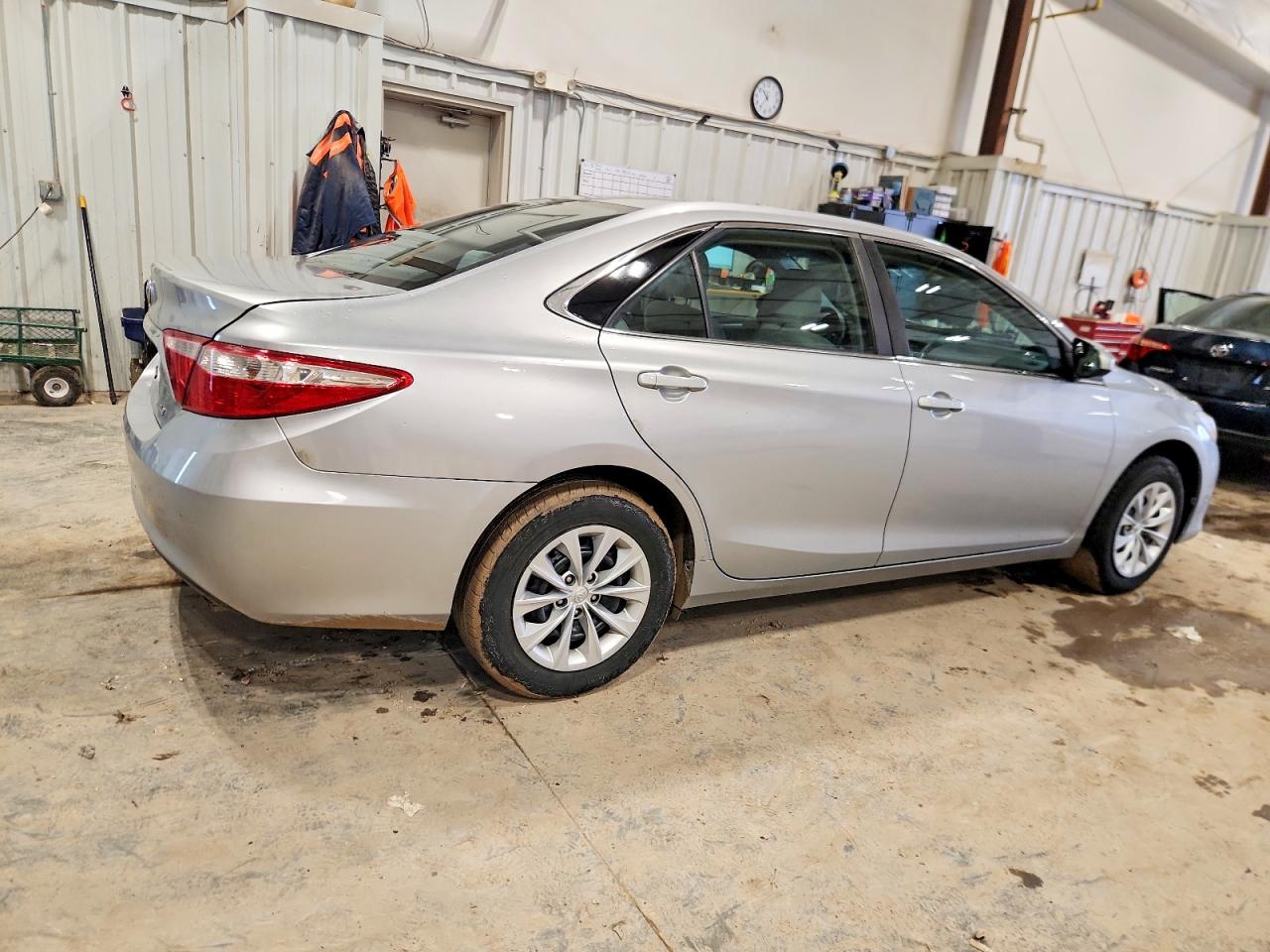 2017 TOYOTA CAMRY LE photo 3