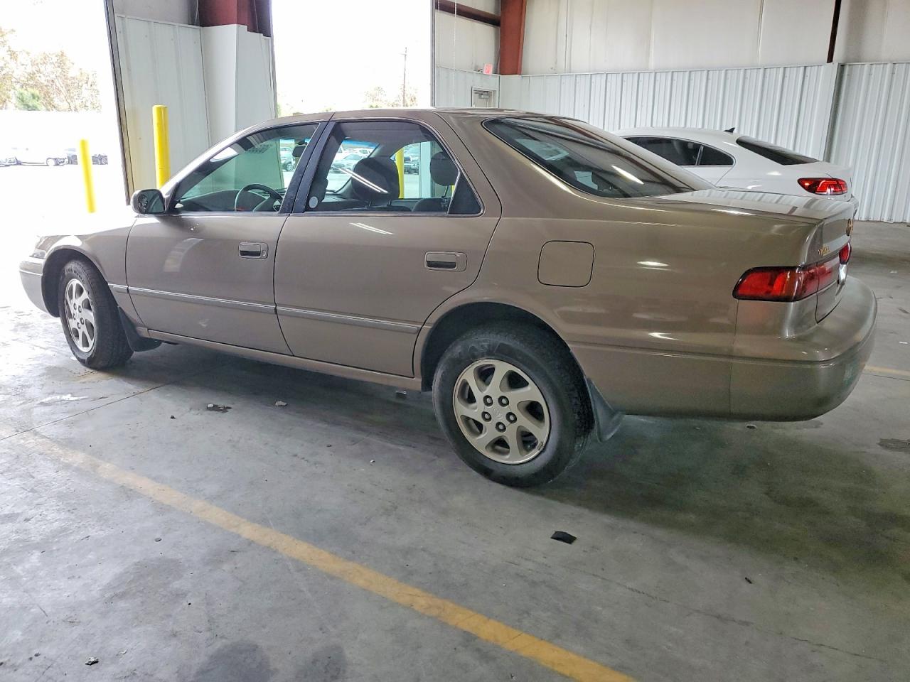 1999 TOYOTA CAMRY LE photo 2