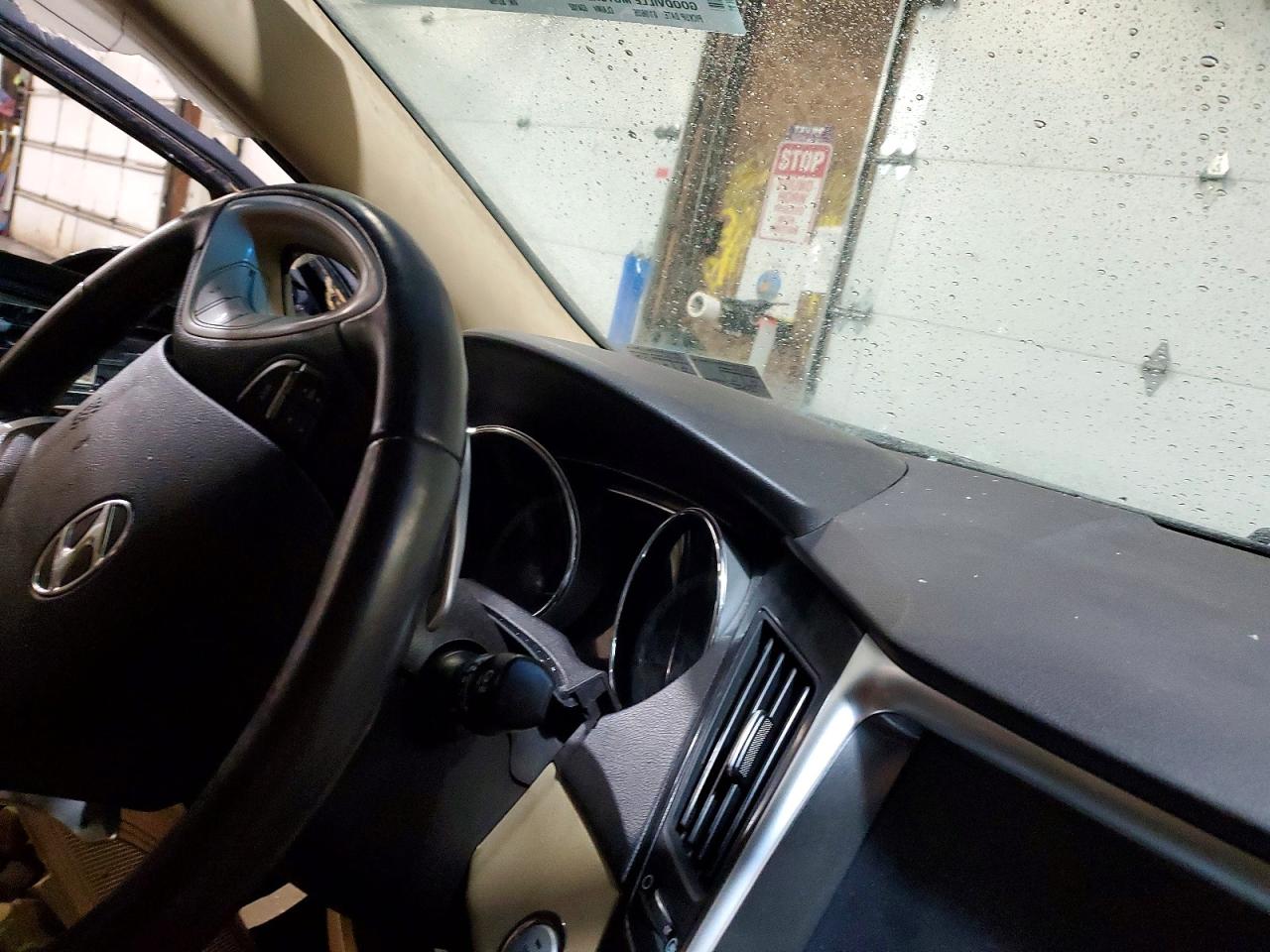 2014 HYUNDAI SONATA SE photo 9