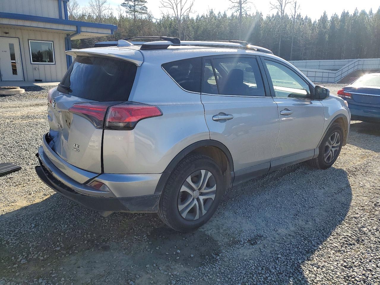 2018 TOYOTA RAV4 LE photo 3
