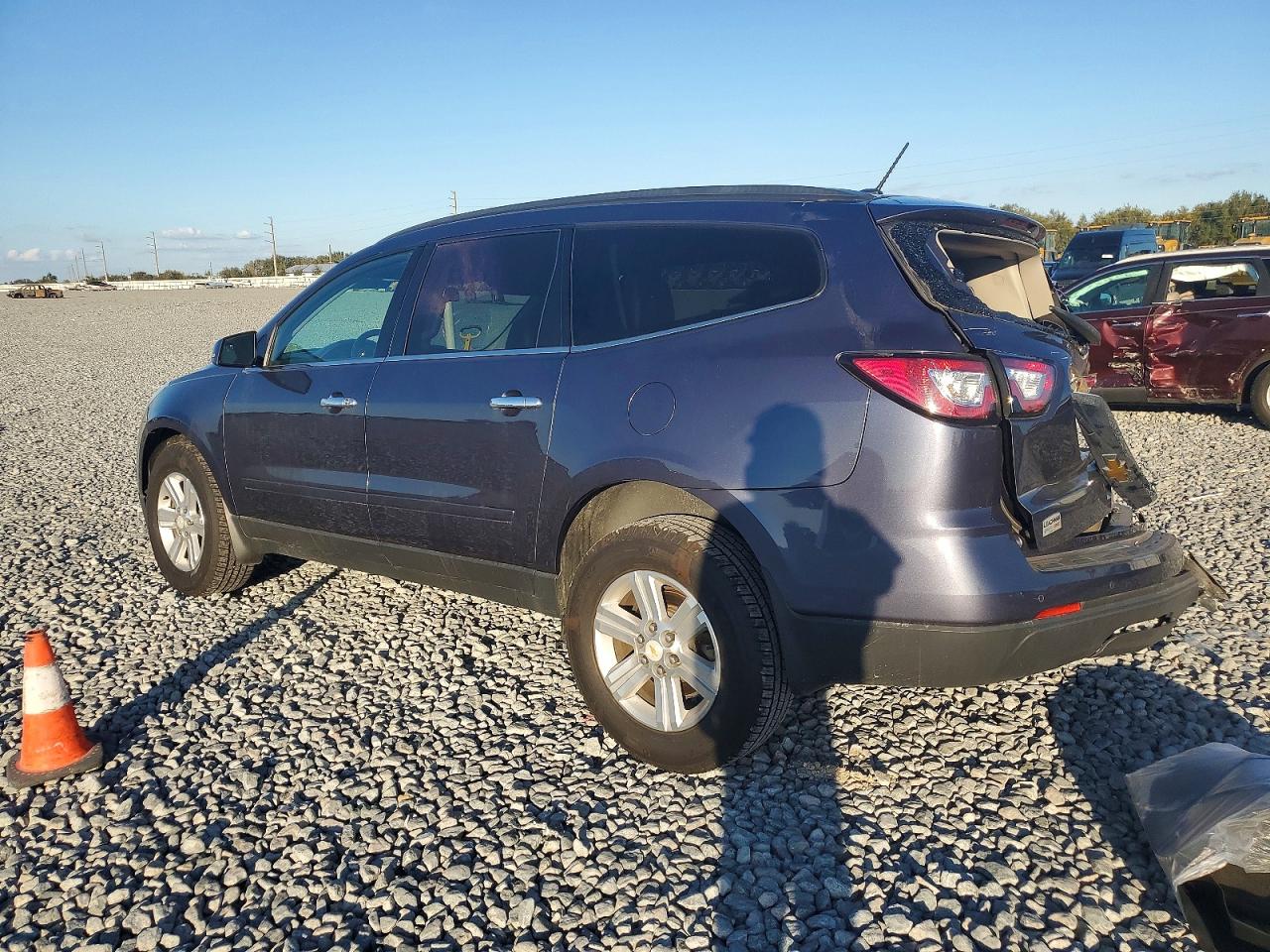 2014 CHEVROLET TRAVERSE LT photo 2
