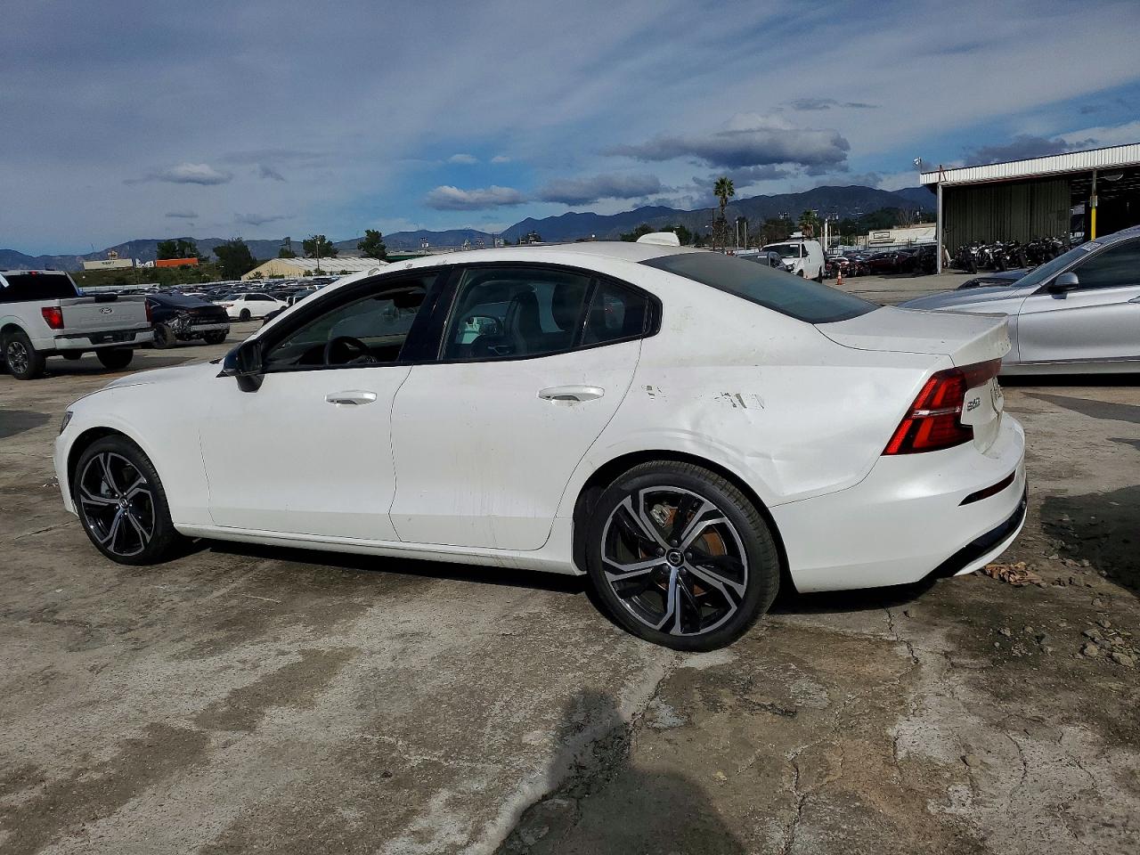 2024 VOLVO S60 CORE photo 2