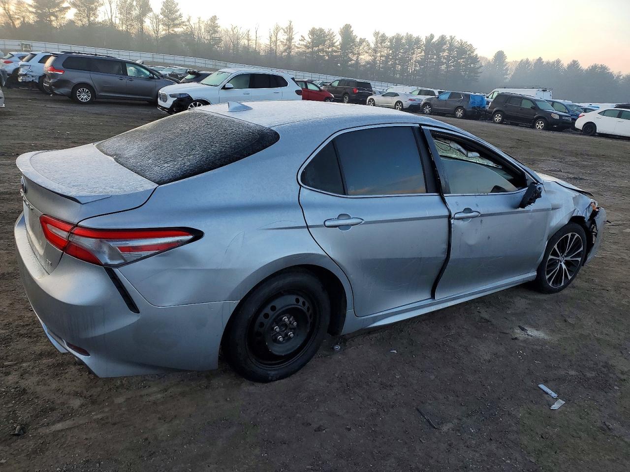 2019 TOYOTA CAMRY SE photo 3