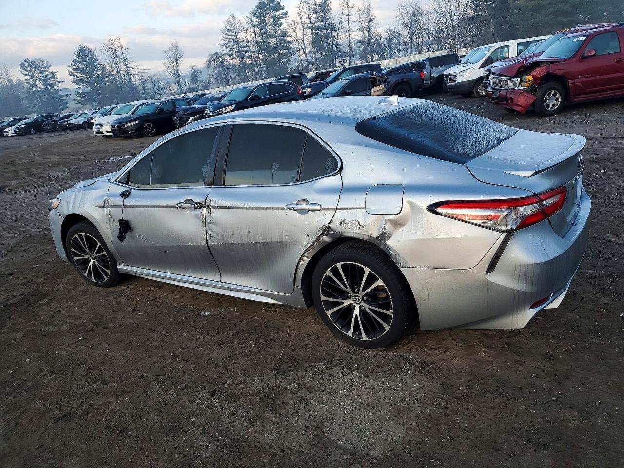 2019 TOYOTA CAMRY SE photo 2