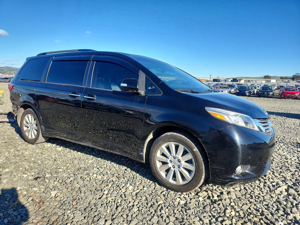 2015 TOYOTA SIENNA XLE photo 4