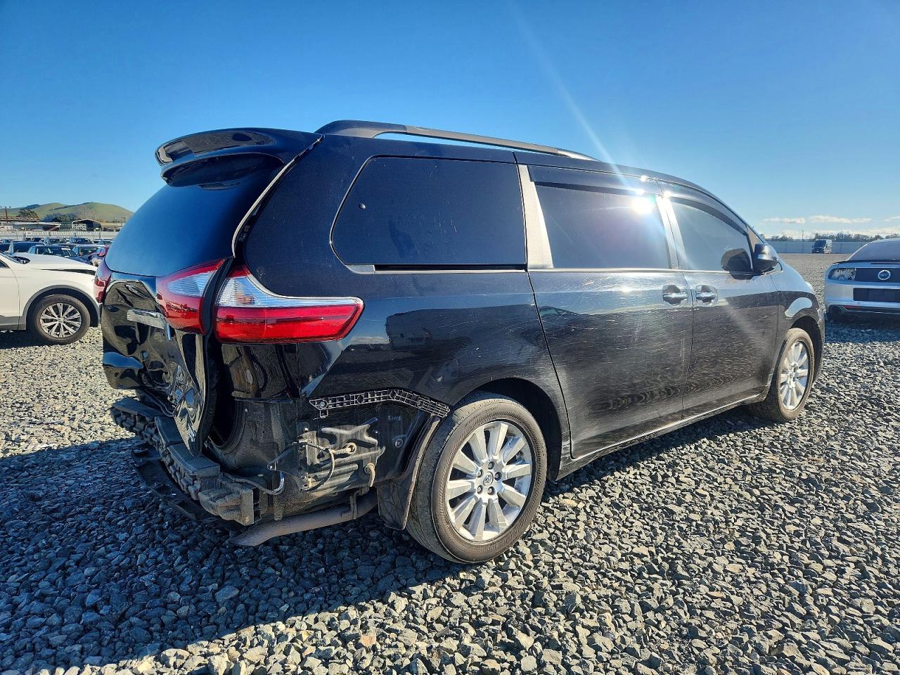 2015 TOYOTA SIENNA XLE photo 3