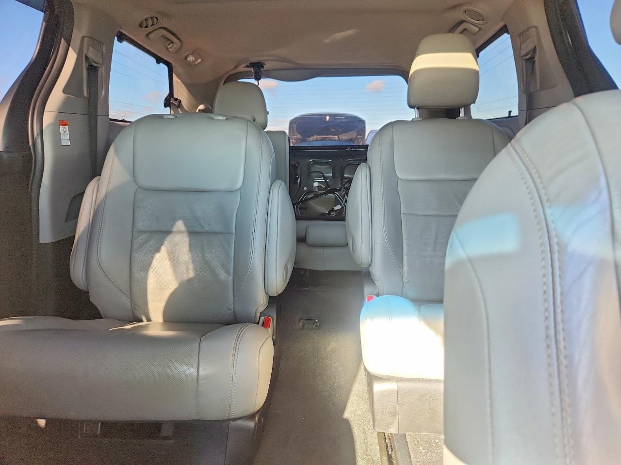 2015 TOYOTA SIENNA XLE photo 10