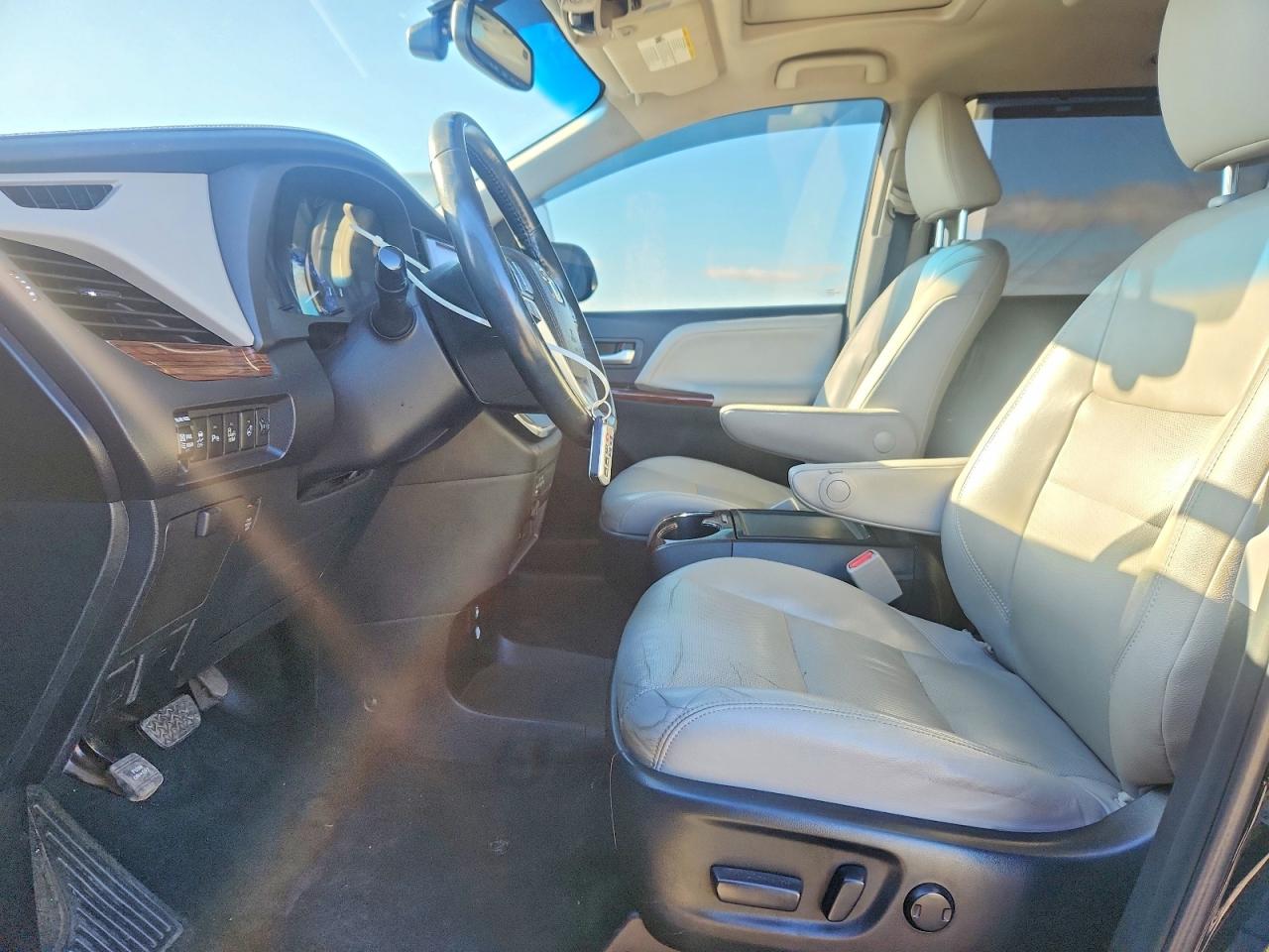 2015 TOYOTA SIENNA XLE photo 7