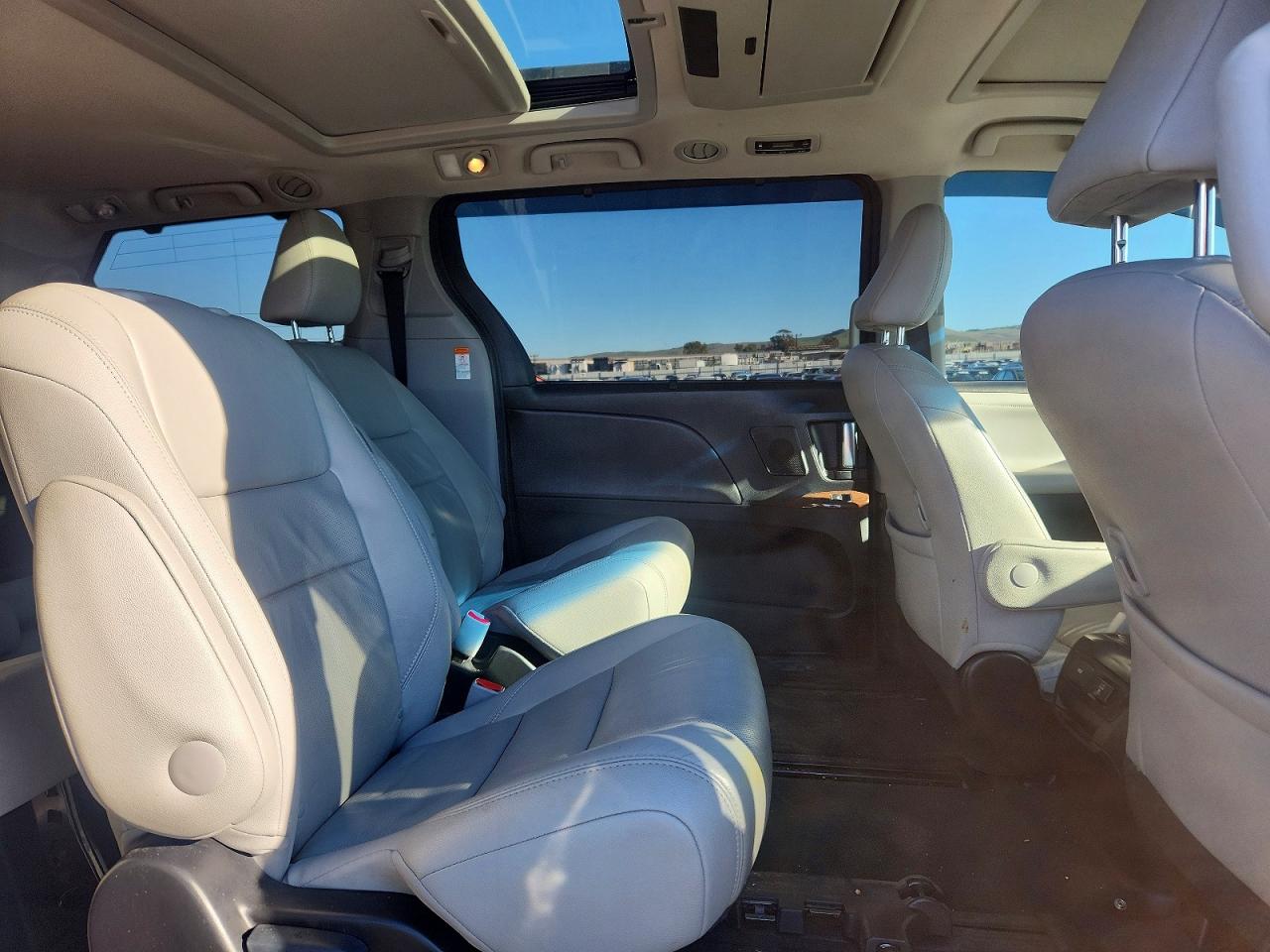 2015 TOYOTA SIENNA XLE photo 11