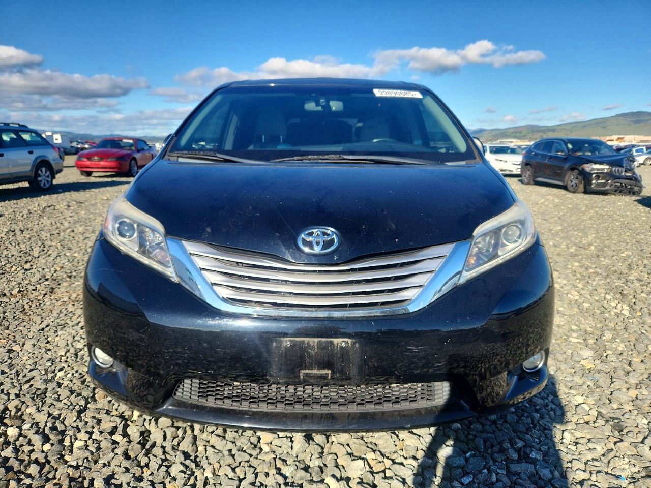 2015 TOYOTA SIENNA XLE photo 5