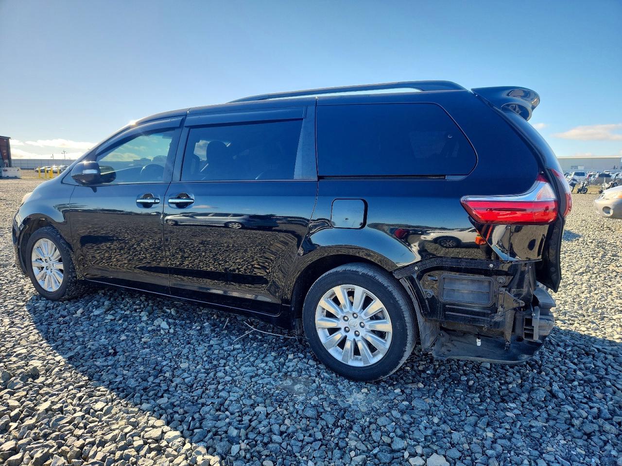 2015 TOYOTA SIENNA XLE photo 2