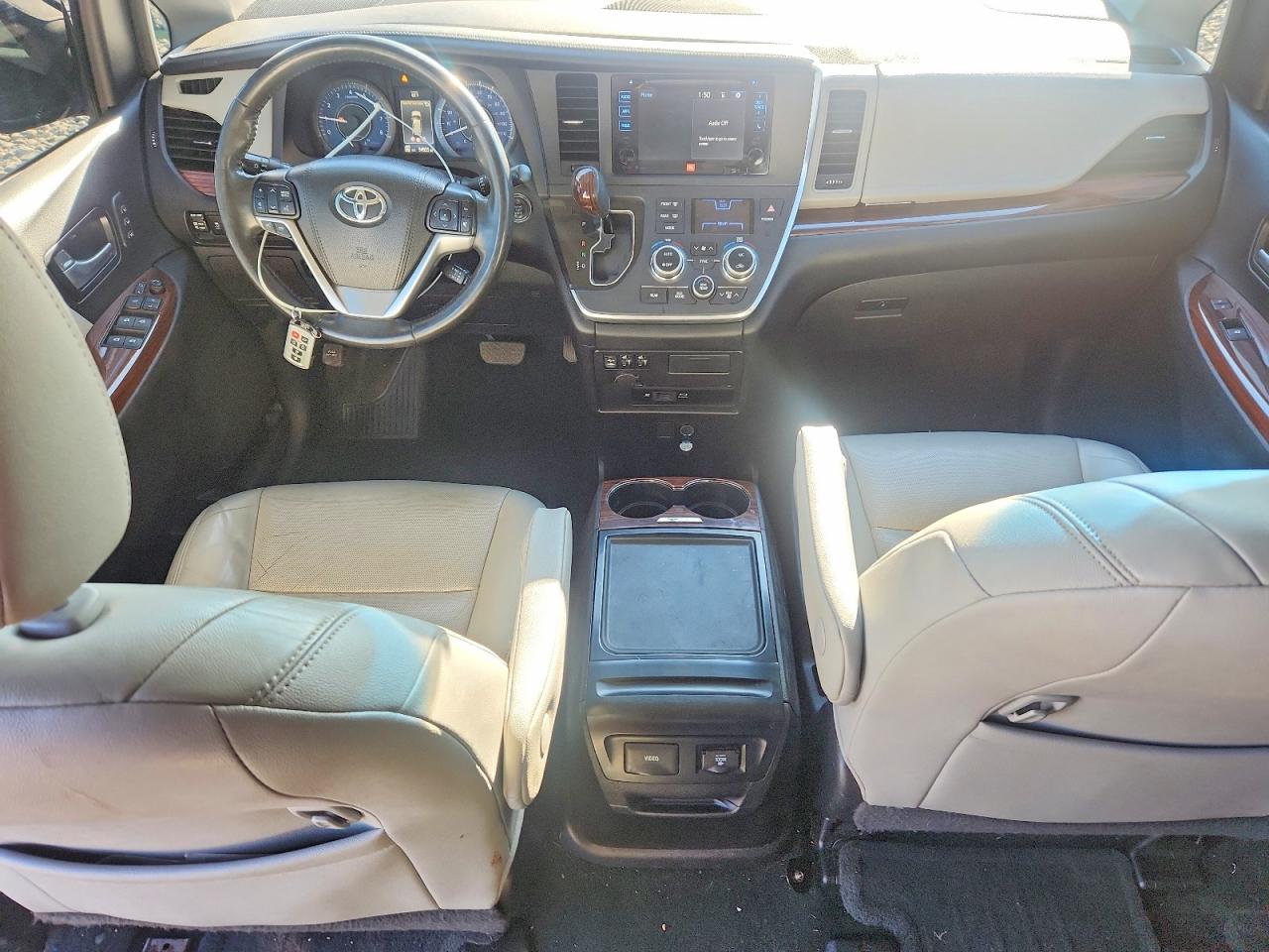 2015 TOYOTA SIENNA XLE photo 8