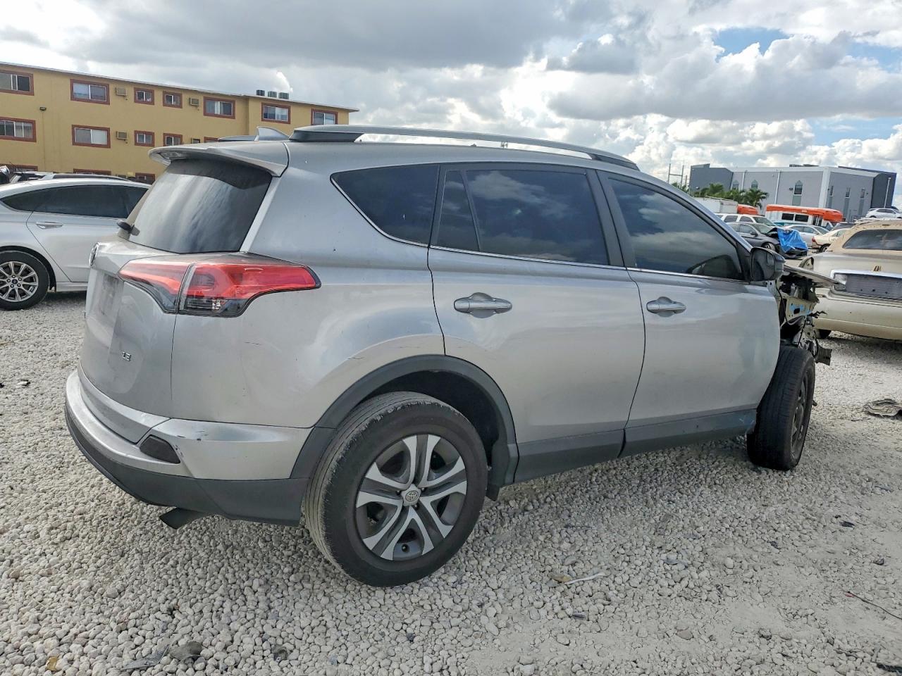2017 TOYOTA RAV4 LE photo 3