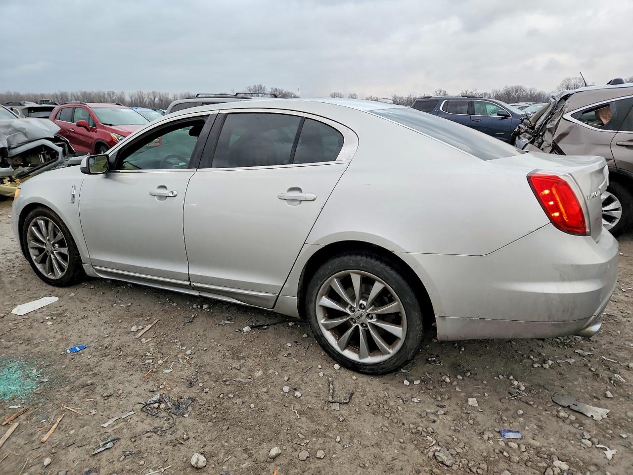 2010 LINCOLN MKS photo 2