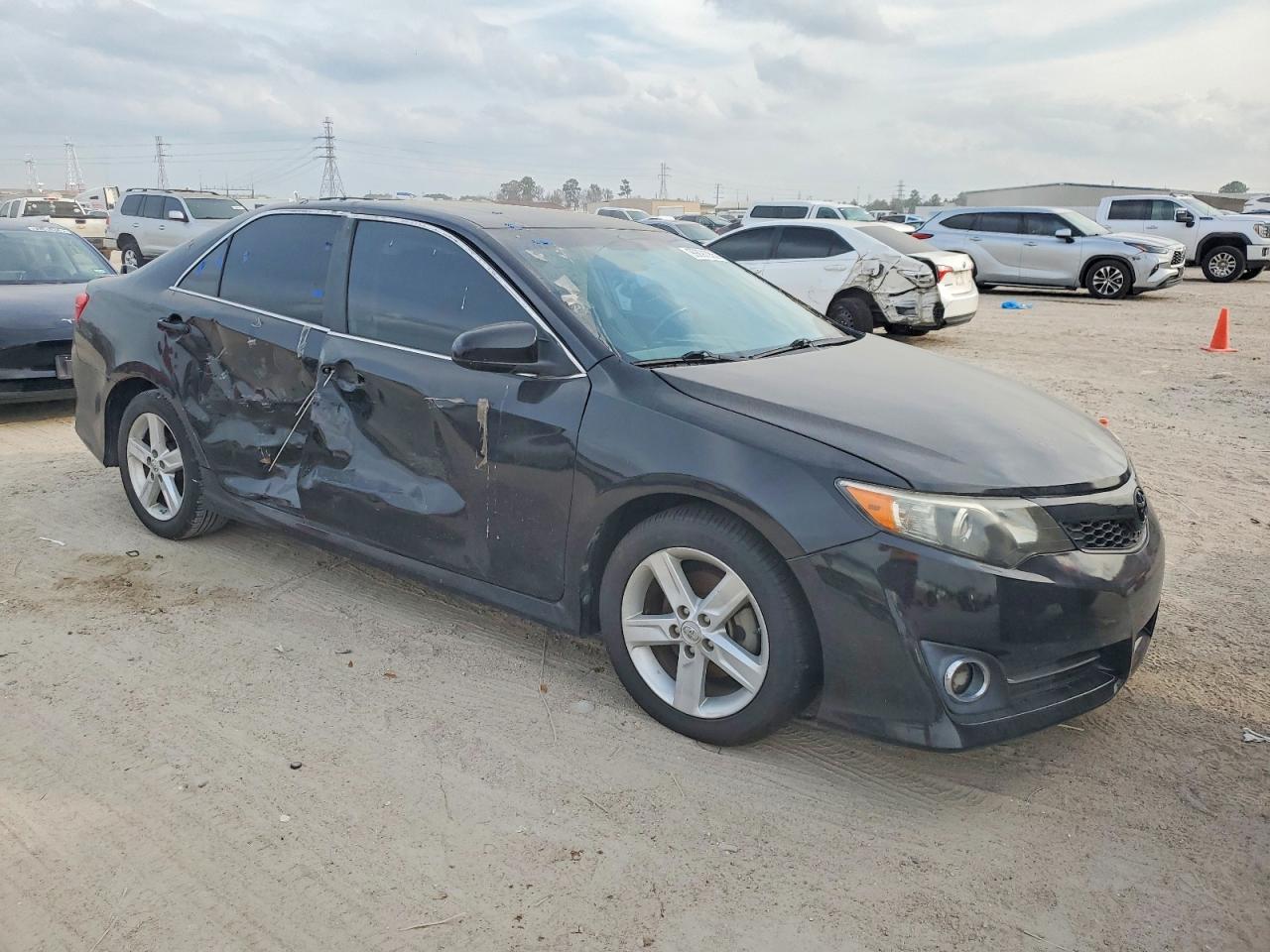 2013 TOYOTA CAMRY L photo 4