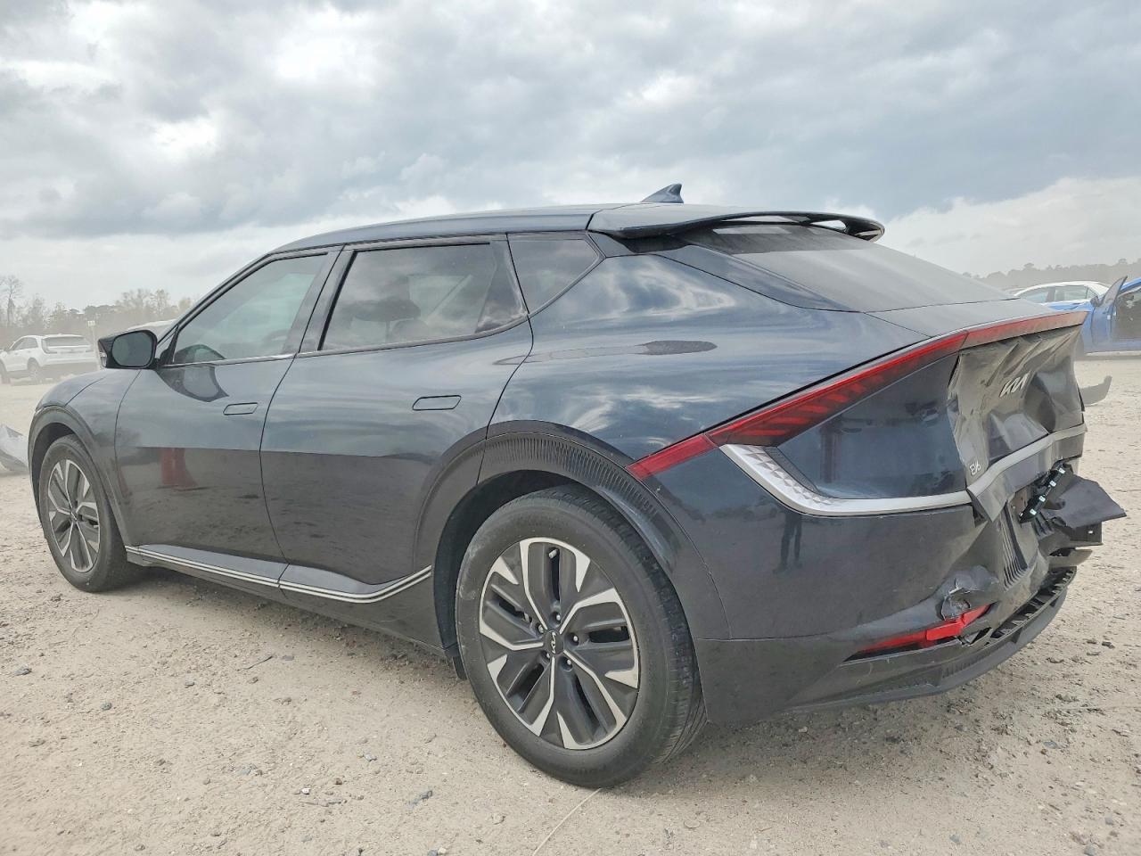 2022 KIA EV6 photo 2