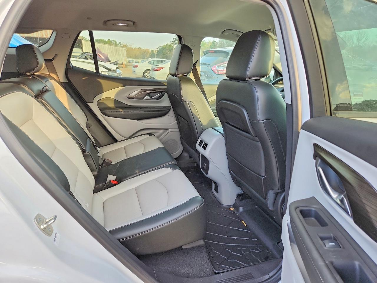 2024 GMC TERRAIN SLT photo 11