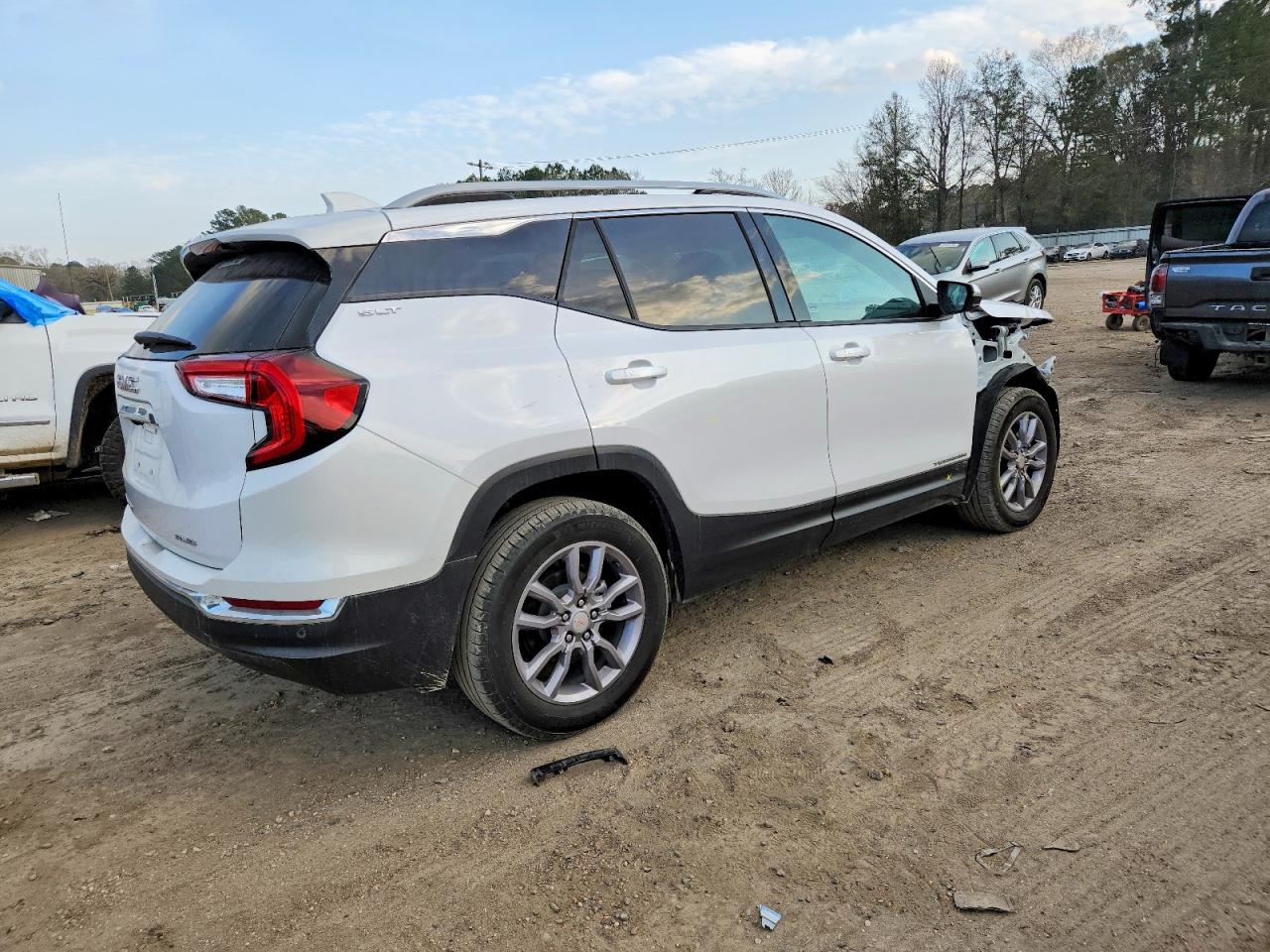 2024 GMC TERRAIN SLT photo 3
