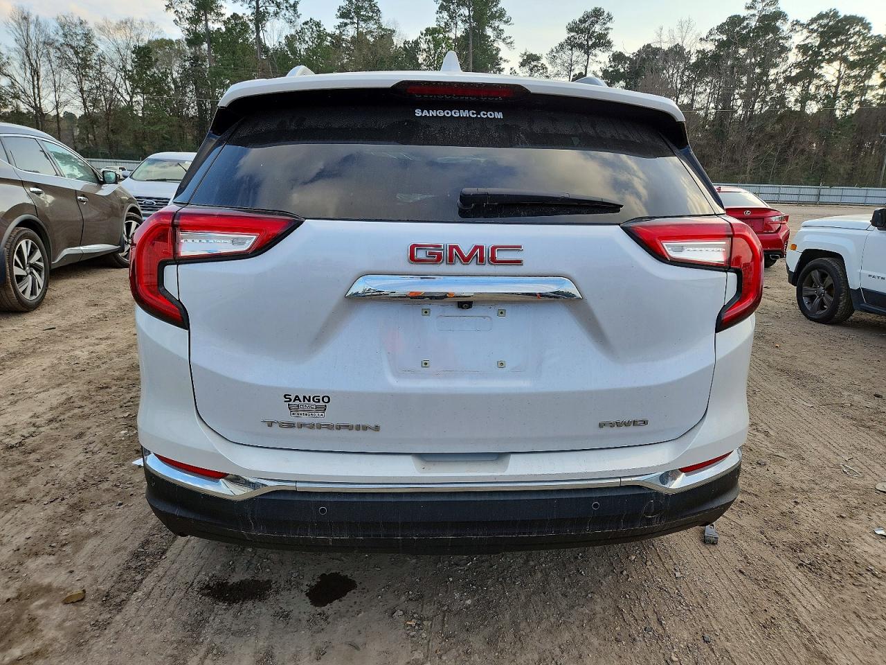 2024 GMC TERRAIN SLT photo 6