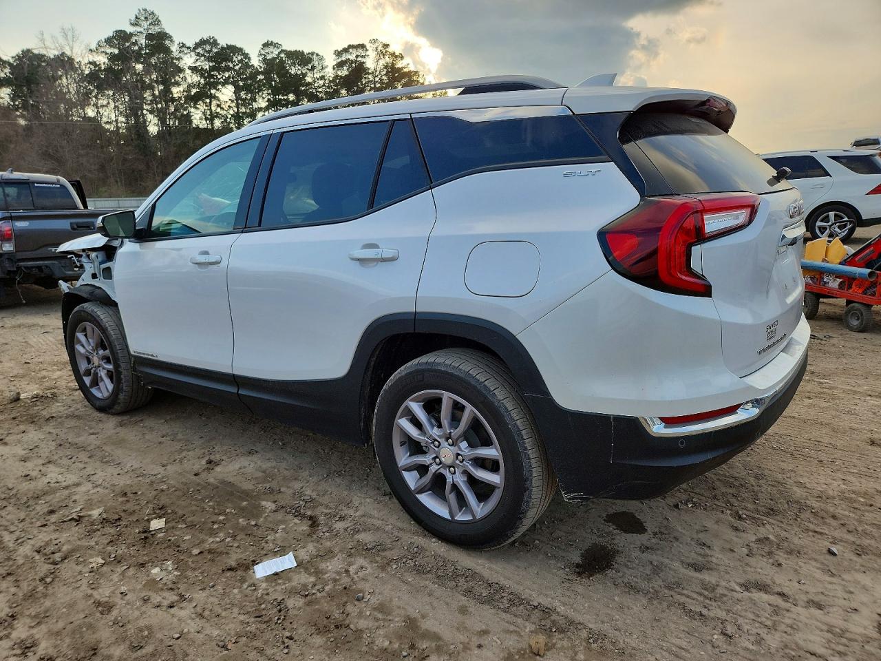 2024 GMC TERRAIN SLT photo 2