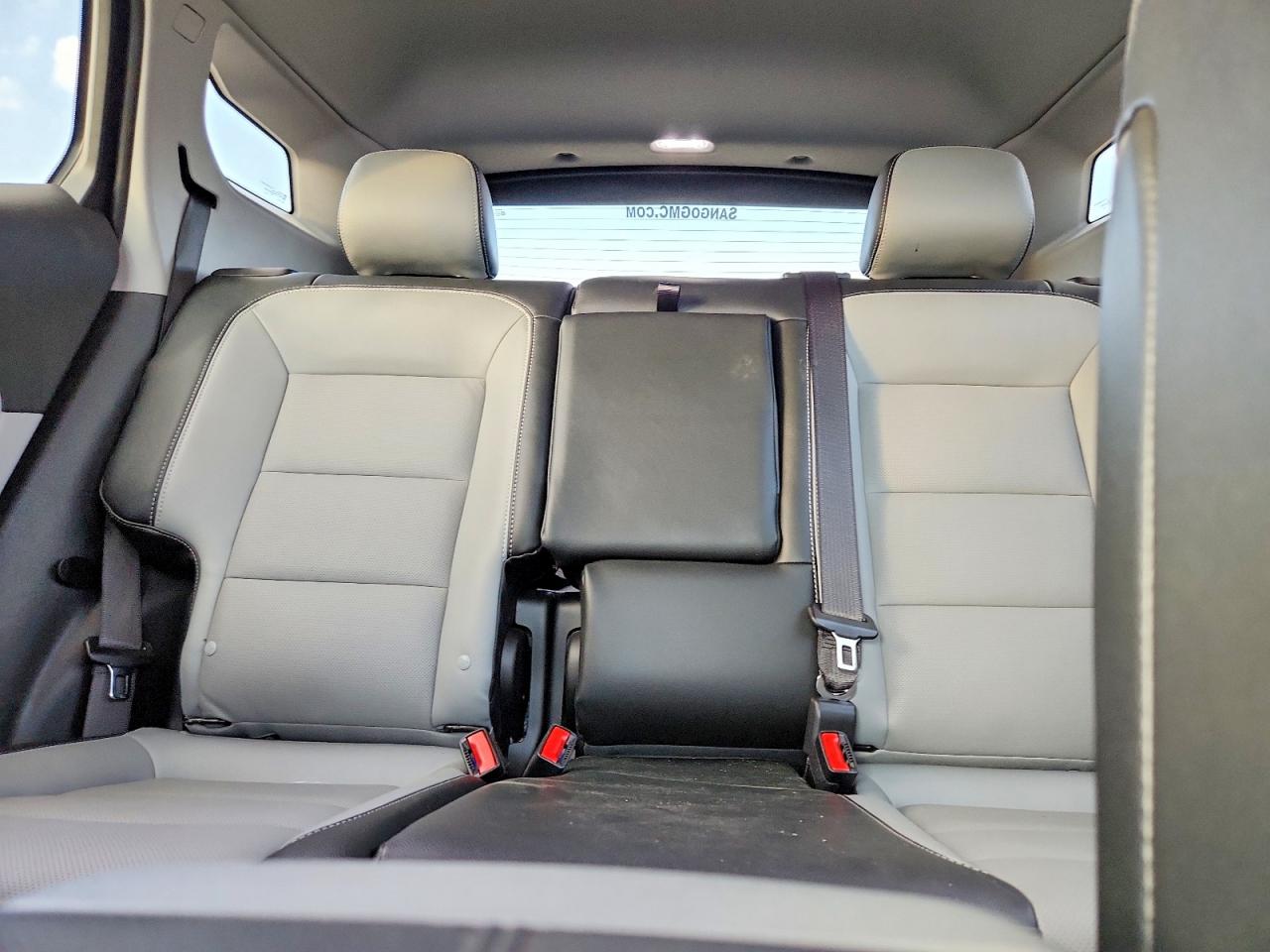 2024 GMC TERRAIN SLT photo 10