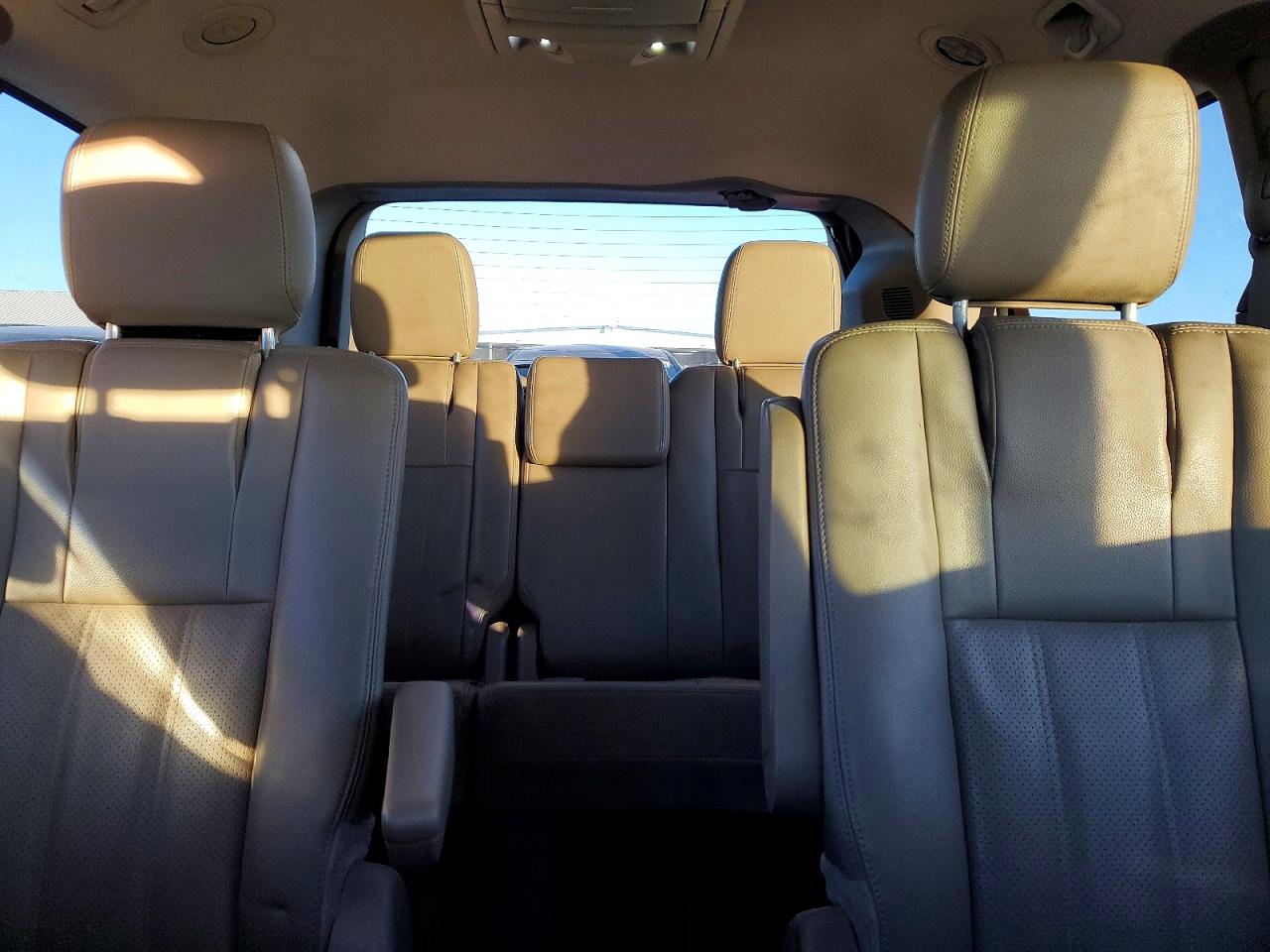 2015 CHRYSLER TOWN & COUNTRY TOURING L photo 10