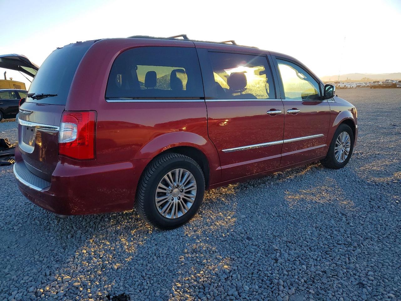 2015 CHRYSLER TOWN & COUNTRY TOURING L photo 3
