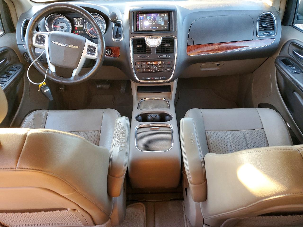 2015 CHRYSLER TOWN & COUNTRY TOURING L photo 8