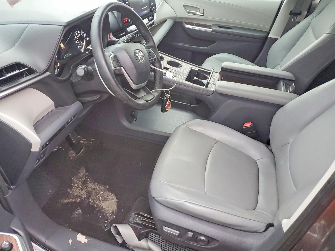 2021 TOYOTA SIENNA XLE photo 7