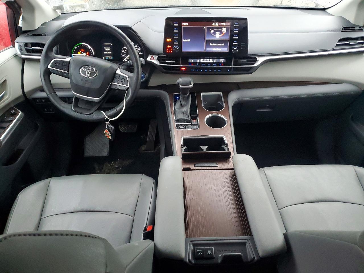 2021 TOYOTA SIENNA XLE photo 8