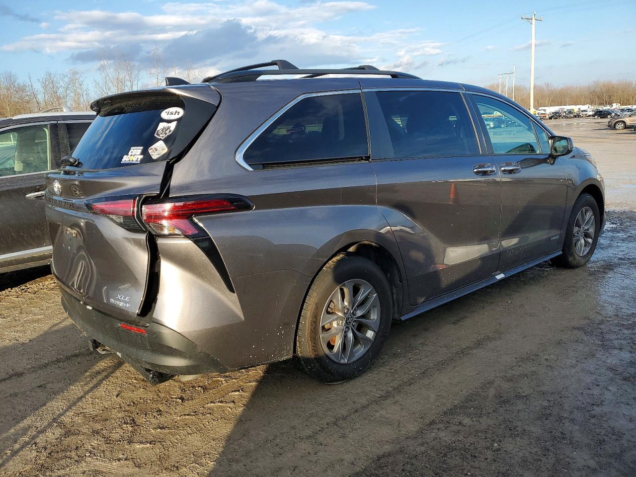 2021 TOYOTA SIENNA XLE photo 3