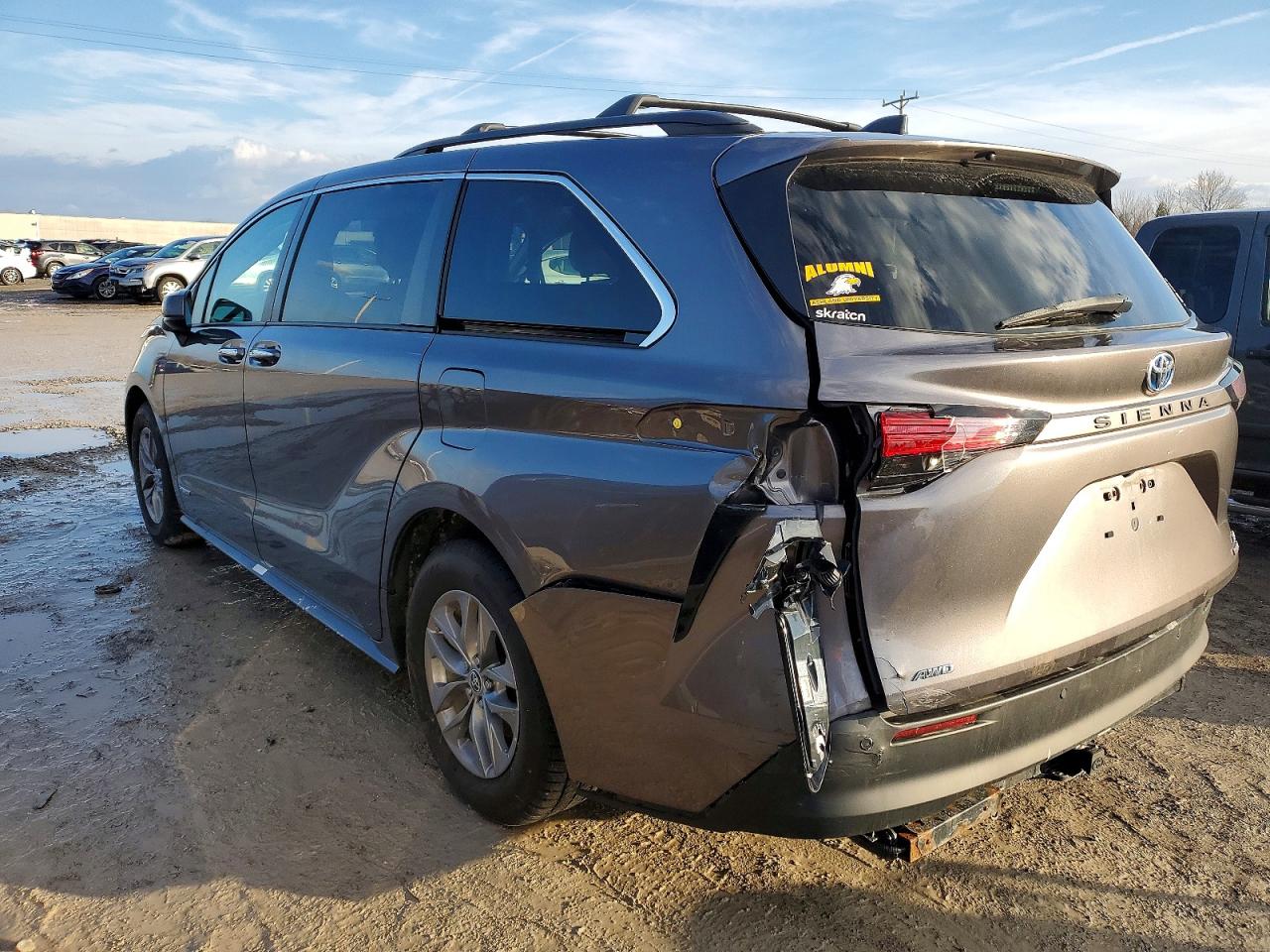 2021 TOYOTA SIENNA XLE photo 2