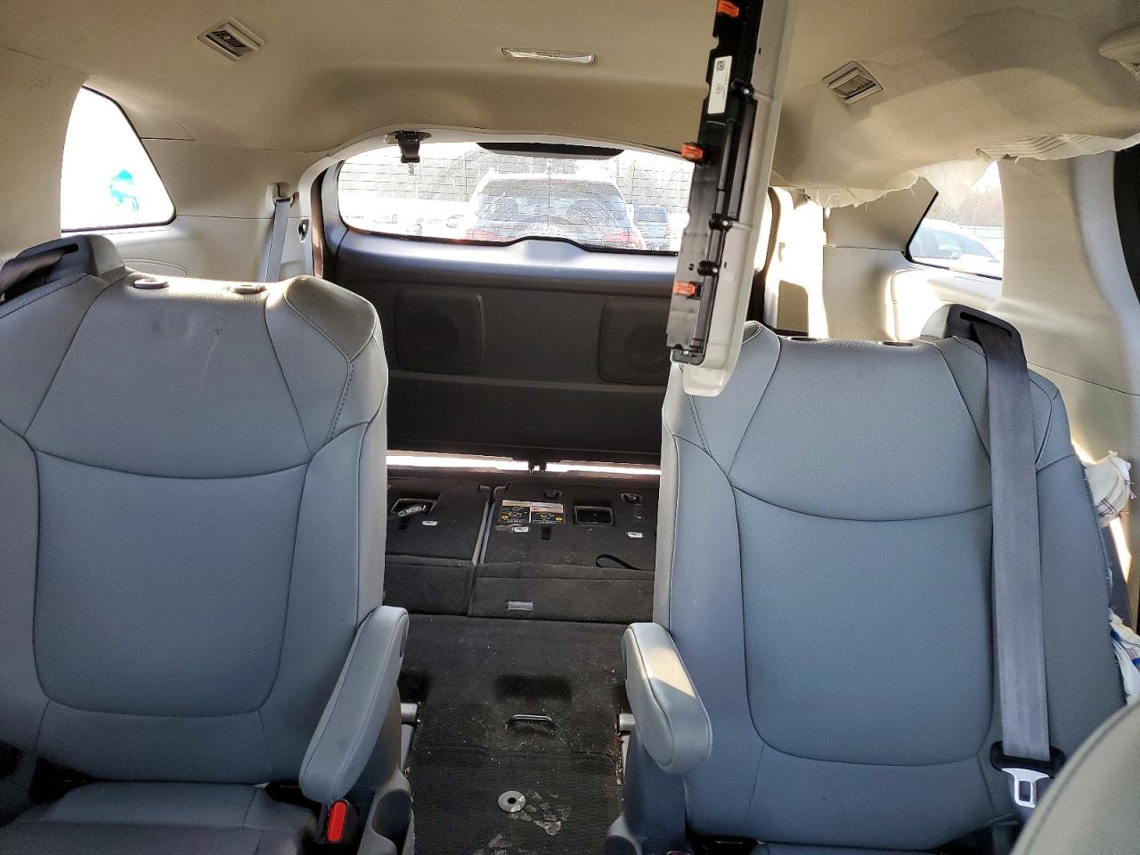2021 TOYOTA SIENNA XLE photo 10
