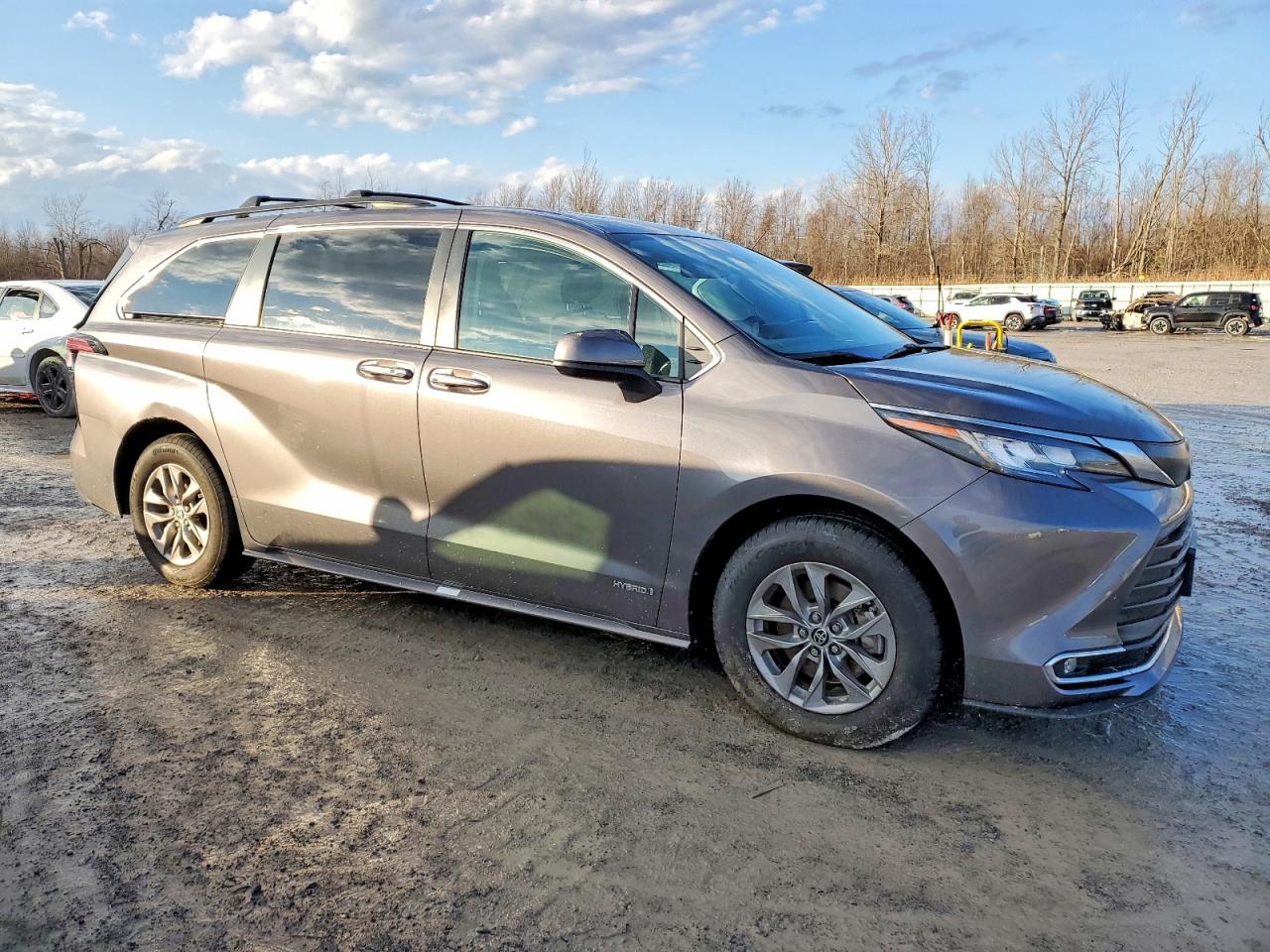 2021 TOYOTA SIENNA XLE photo 4